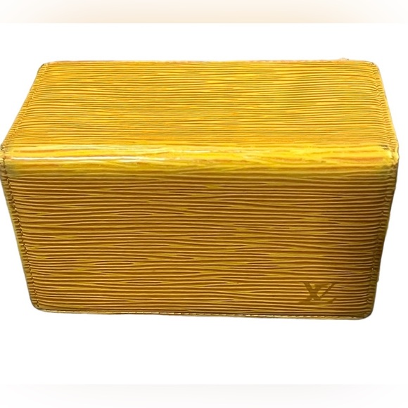 ‼️SOLD‼️Authentic Louis Vuitton Epi Card Holder - Picture 5 of 12